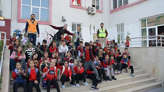 Siirt'te ilkokul öğrencilerine fidan dağıtıldı