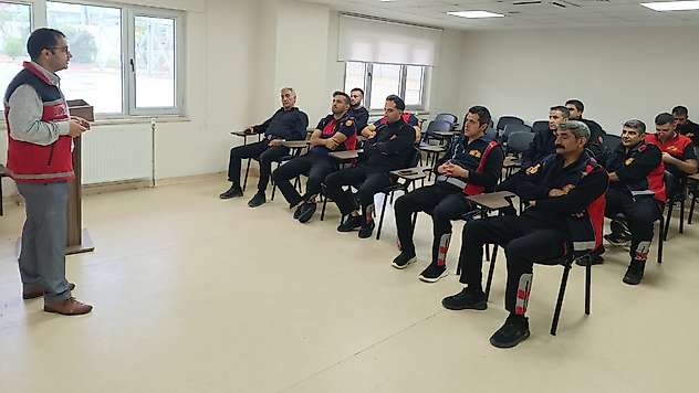 Siirt'te İtfaiye Ekiplerine Aile Bağlarını Güçlendirme Eğitimi
