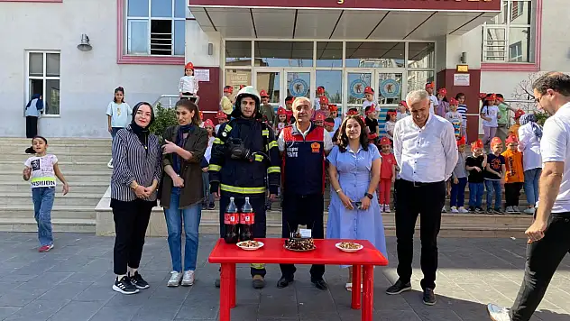 Siirt'te İtfaiye Haftası Etkinliği: Mehmetçik İlkokulu'nda Sürpriz Kutlama