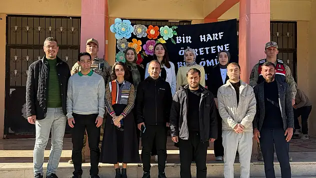 Siirt'te Jandarma 297 Okulu Ziyaret Ederek Öğretmenlerin Gününü Kutladı