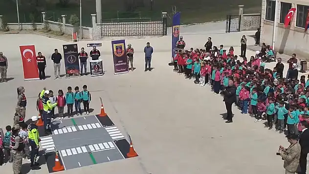 Siirt'te Jandarma Yüzlerce Öğrenciye Dijital Ve Sosyal Güvenlik Eğitimi Verdi