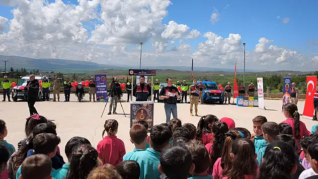 Siirt'te Jandarmadan Öğrenci ve Velilere Siber Güvenlik Eğitimi