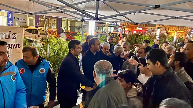 Siirt'te Kadir Gecesi'nde Vatandaşlara Kandil İkramı