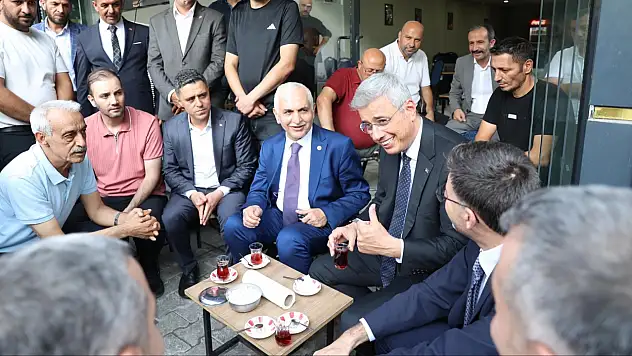 Siirt'te Kahvehanede Çay İçen Sağlık Bakanı Memişoğlu'ndan Dikkat Çeken Sigara Mesajı