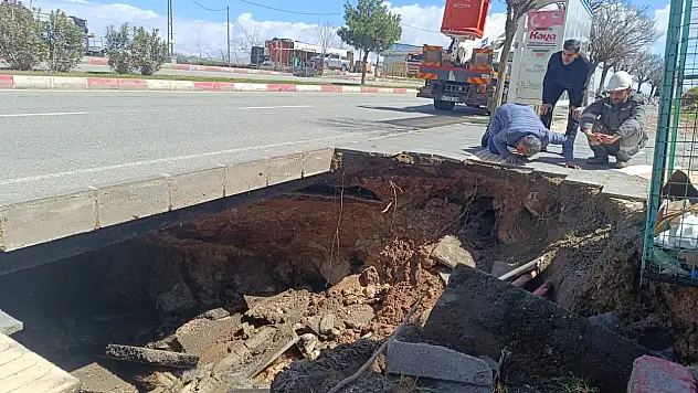 Siirt'te Kaldırım Çöktü: Kurtalan Caddesi Trafiğe Kapatıldı