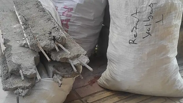 Siirt'te Kaldırıma Bırakılan Demir Çubuklu Molozlar Küçük Kızı Yaraladı