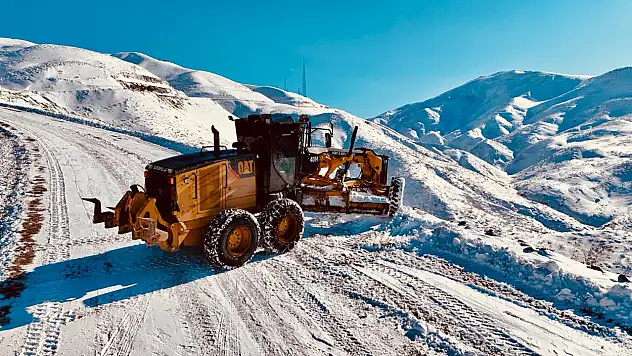 Siirt'te Kar Mesaisi: 10 Köyün Ulaşımını Sağlayan Yol Açılıyor