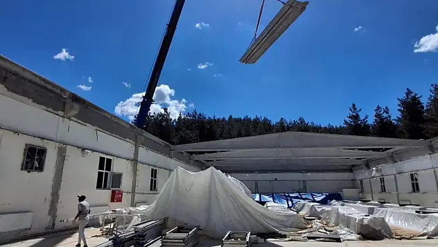 Siirt'te Kar Nedeniyle Çatısı Çöken Fabrikada Onarım Çalışması Başladı