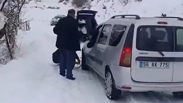 Siirt'te kar nedeniyle köy yolları kapandı, vatandaşlar yolda kaldı
