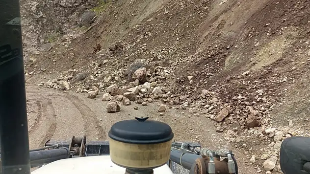 Siirt'te Kar ve Heyelan Alarmı: Mahsur Kalanlar Kurtarıldı, Kapanan Yollar Açıldı
