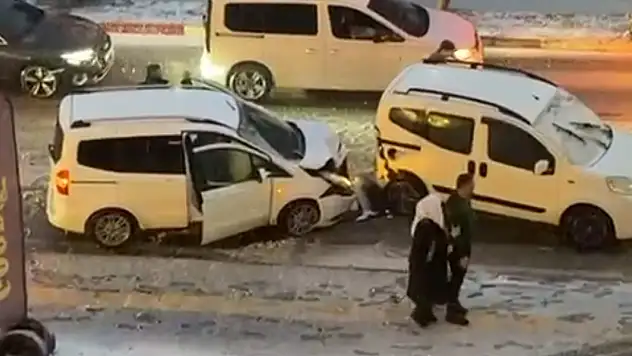 Siirt'te Kar Yağışı Kazaları Beraberinde Getirdi: 6 Araç Birbirine Girdi
