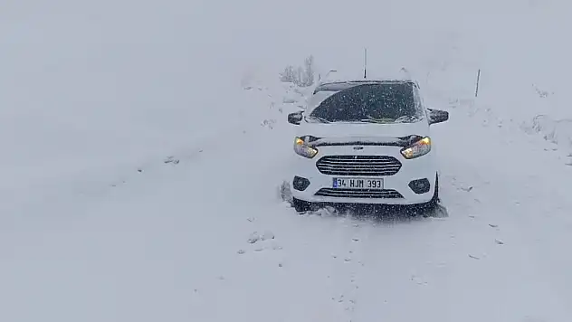 Siirt'te kar yolu kapattı: Eruh–Şırnak hattında onlarca araç mahsur