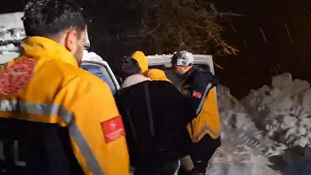 Siirt'te Karla Kapanan Mezrada Seferberlik: Hastalanan Çocuk Ambulansla Kurtarıldı