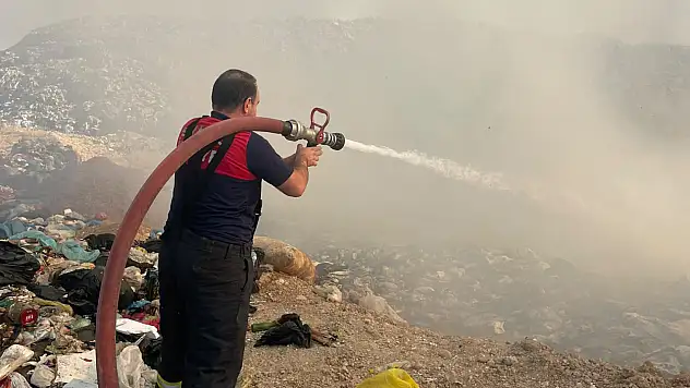 Siirt'te Katı Atık Sahasında Büyük Yangın: Ekipler 4 Saattir Alevlerle Mücadele Ediyor