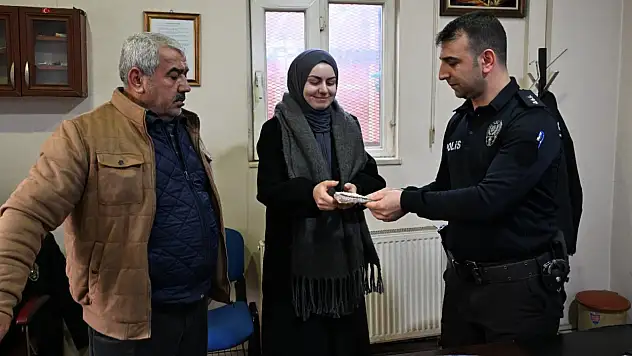 Siirt'te Kaybolan ve İçinde 10 Bin Lira Olan Çantayı Hamallık Yapan Mehmet Emin Aktaş Sahibine Ulaştırdı