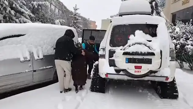 Siirt'te kent merkezinde diyaliz hastası UMKE ekipleri tarafından kar paletli araçla hastaneye ulaştırıldı