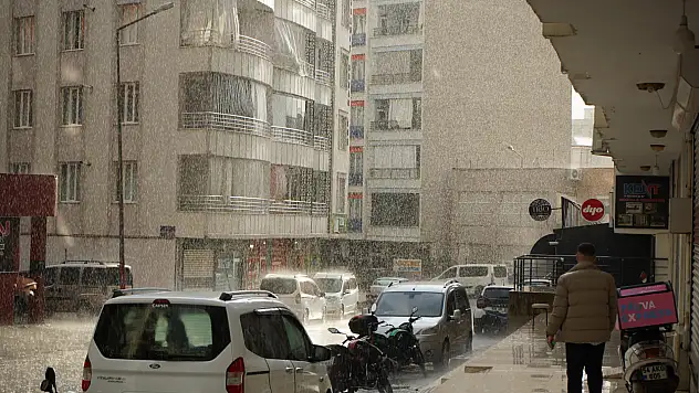 Siirt'te Kısa Süreli Sağanak Şehri Felç Etti