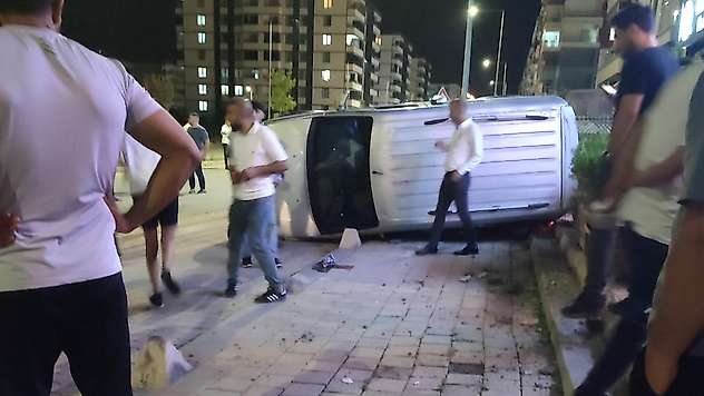 Siirt'te Kontrolden Çıkan Araç Kaldırıma Çıkıp Yan Yattı