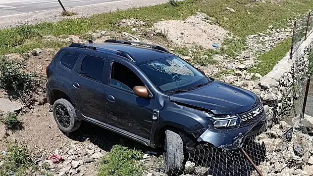 Siirt'te Kontrolden Çıkan Otomobil Yol Kenarına Savruldu: 2 Yaralı