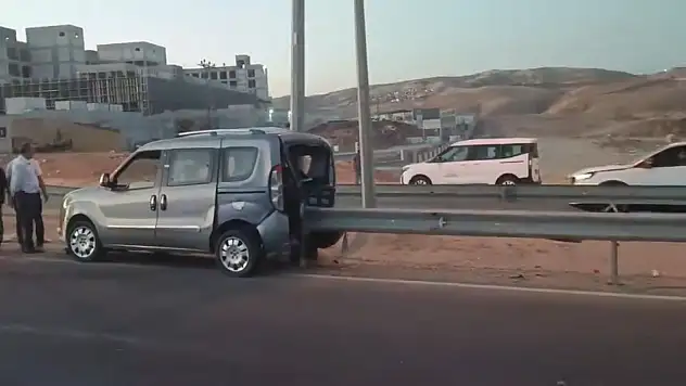 Siirt'te Korkunç Kaza! Hafif Ticari Araç Bariyerlere Saplandı: 1 Yaralı