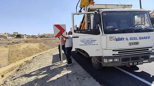 Siirt'te Köy Yollarına Trafik Levhaları Yerleştiriliyor