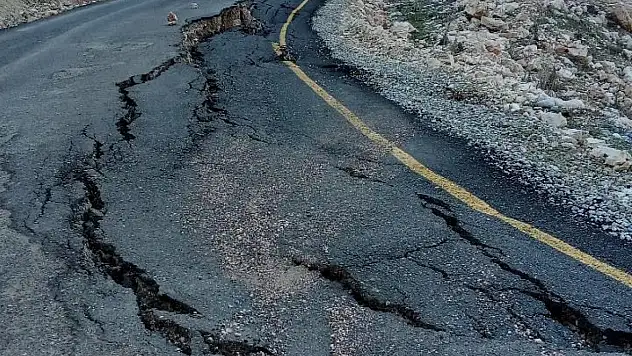 Siirt'te Köy Yolunda Çökme Oluştu