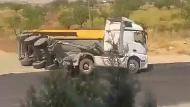Siirt'te Kum Yüklü Kamyon Devrildi