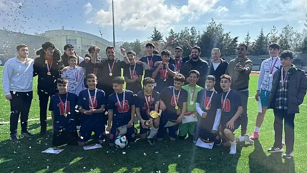 Siirt'te liseler arası futbol müsabakalarında TeknoGenç Koleji şampiyon oldu