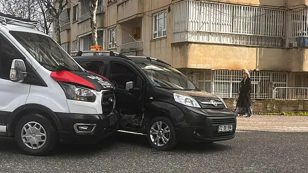 Siirt'te Maddi Hasarlı Kaza: Transit ile Hafif Ticari Otomobil Çarpıştı