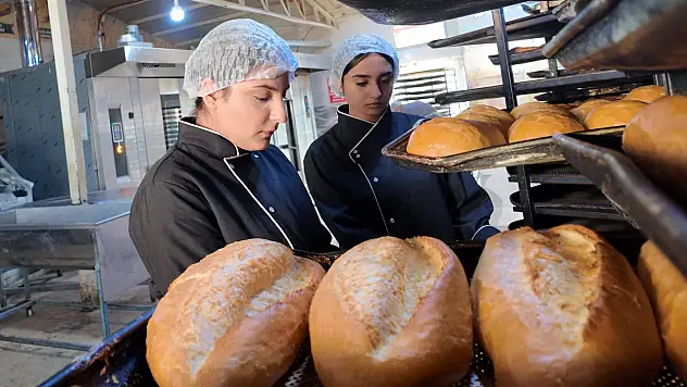 Siirt'te Meslek Lisesi Öğrencilerinin Emeği 14 Bin Ekmekle Sofralara Ulaşıyor