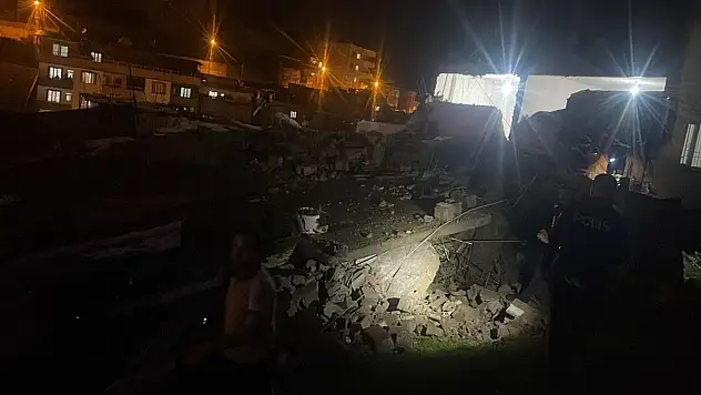 Siirt'te Metruk Bina Aşırı Yağışlara Dayanamayıp Yıkıldı