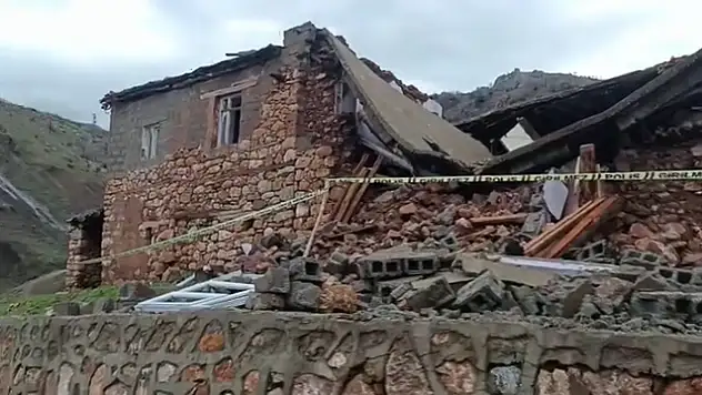 Siirt'te metruk bina sağanak yağışın etkisiyle çöktü
