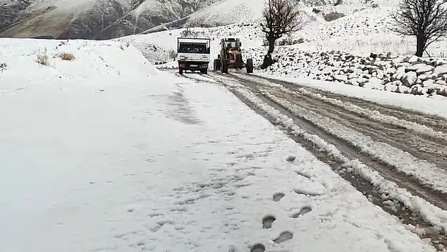 Siirt'te Mevsimin İlk Karı Etkili Oldu: Araçlar Yolda Mahsur Kaldı