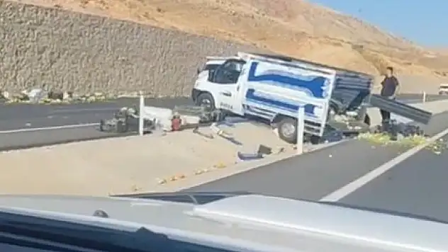 Siirt'te Meyve ve Sebze Yüklü Pikap Kontrolden Çıktı, Meyve ve Sebzeler Yola Savruldu