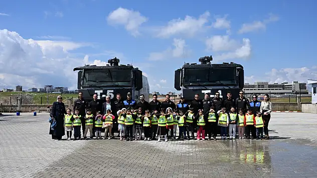 Siirt'te Minik Öğrencilerden İl Emniyet Müdürlüğü'ne Polis Haftası Ziyareti