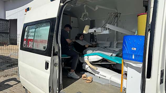 Siirt'te Mobil Diş Sağlığı Hizmeti Tuzkuyusu Köyü'nde Vatandaşlarla Buluştu