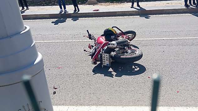 Siirt'te Motosiklet ile Şehir İçi Minibüs Çarpıştı: Sürücü Hastaneye Kaldırıldı