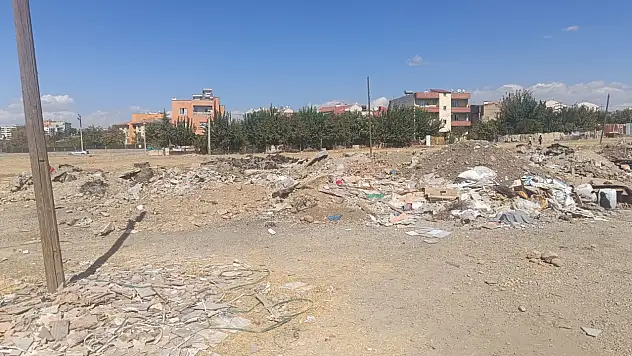 Siirt'te Newroz Alanına Moloz Tepkisi: 'Etkinlik Alanı Çöplüğe Dönüştürülüyor'