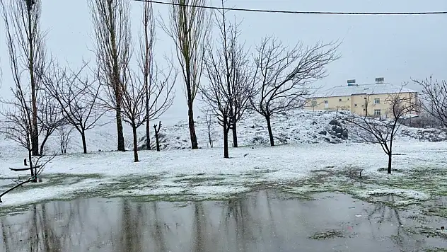 Siirt'te Nisan Ayında Yağan Yüksek Kesimleri Beyaza Bürüdü