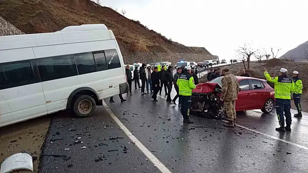Siirt'te öğrenci servisi ile otomobil çarpıştı: 12 yaralı