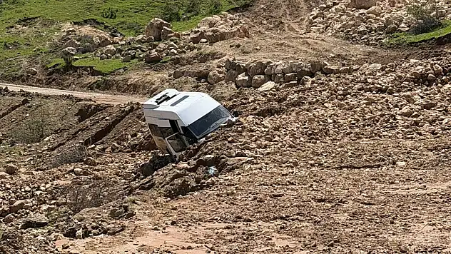 Siirt'te öğrenci servisi selin sürüklediği toprağın altında kaldı