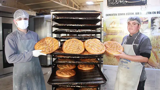 Siirt'te Öğrenciler Ramazan'da Günlük 7 Bin Ekmek Üretiyor