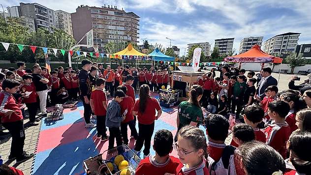 Siirt'te Öğrenciler Teknolojiyle Buluştu: Mobil Dijital Kanatlar Alparslan Ortaokulu'nda