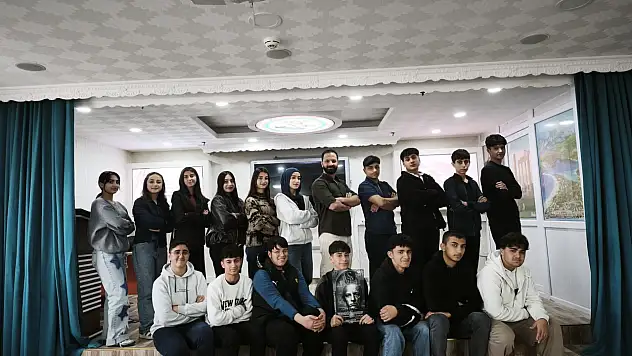Siirt'te Öğrencilerden Anlamlı Tiyatro: 'Üç Taşın Hikayesi' Sahneye Çıkıyor