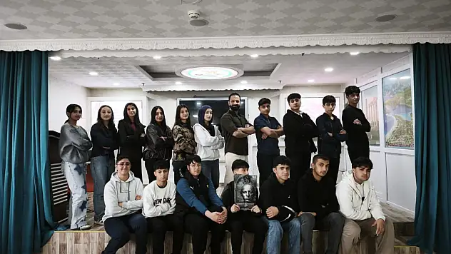 Siirt'te Öğrencilerden Anlamlı Tiyatro: 'Üç Taşın Hikayesi' Sahneye Çıkıyor
