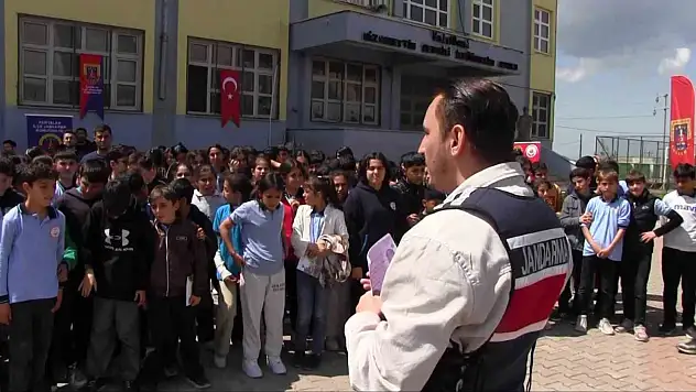 Siirt'te Jandarma Tarafından Öğrencilere Dijital Güvenlik Dersi Verildi