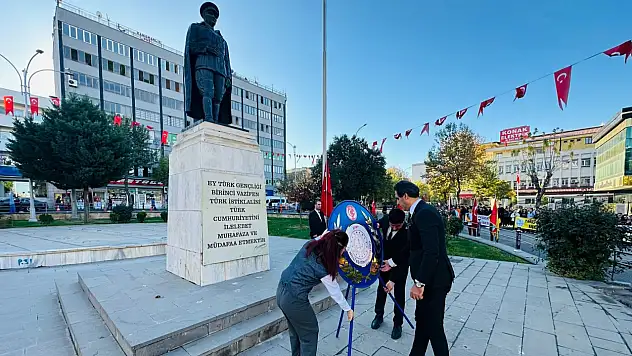Siirt'te Öğretmenler Günü İçin Atatürk Anıtı'nda Çelenk Töreni Yapıldı