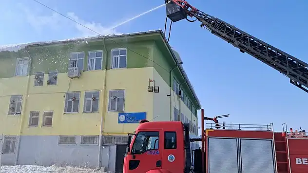 Siirt'te Okul Çatılarındaki Kar ve Buzlar Temizleniyor