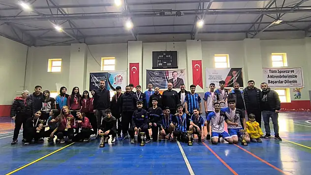 Siirt'te Okul Sporları Badminton Müsabakaları Sona Erdi