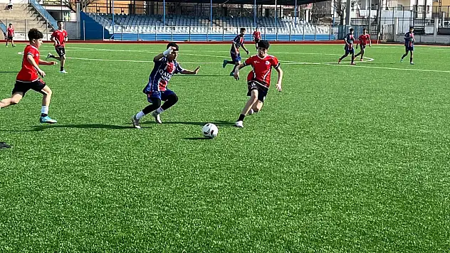 Siirt'te okul sporlarında futbolun yıldızları belli oldu